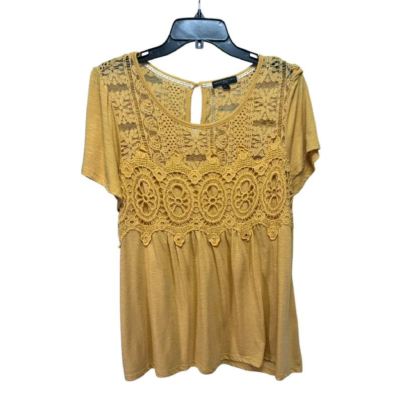 Top Short Sleeve By Signature Studio In Gold, Size: 2x